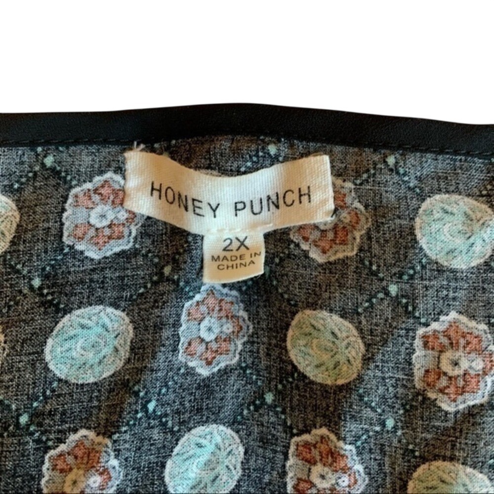 Honey Punch Bell Sleeve Blouse Top with Lace Size 2X - Picture 10 of 10